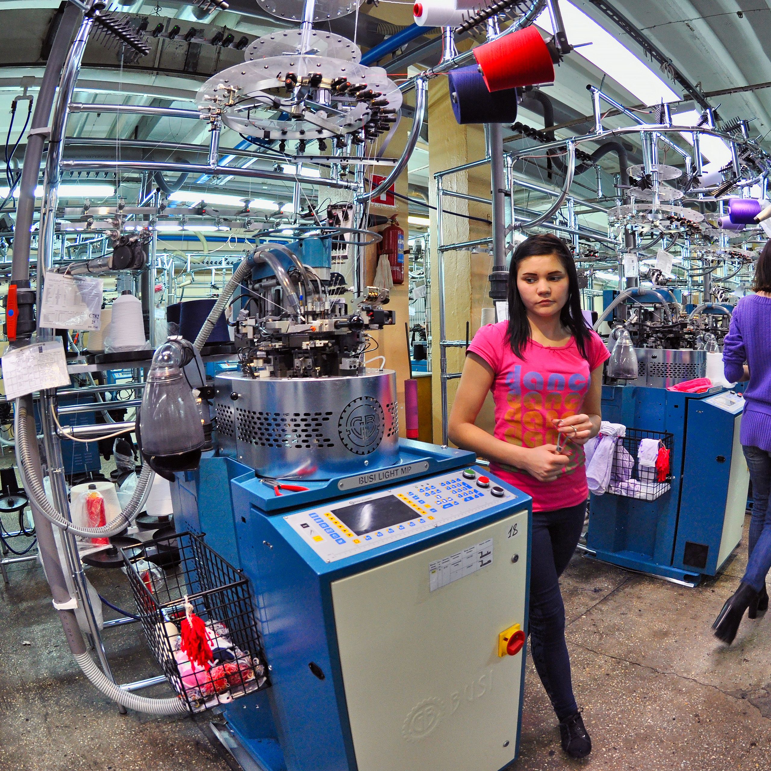 Девушка с ножницами.