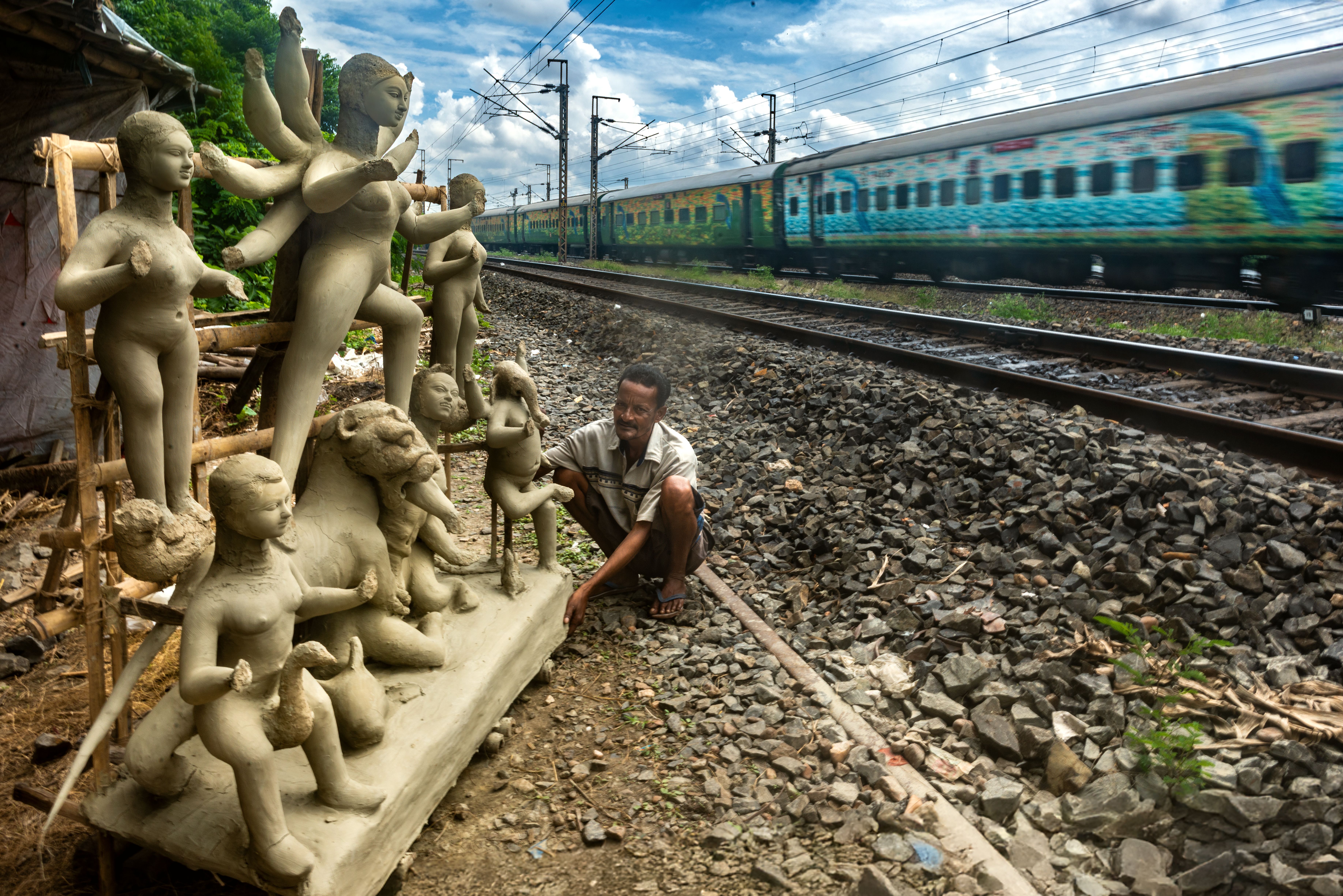 Когда богиня Дурга обретает форму, начинается главный бенгальский праздник — время возвращения домой.