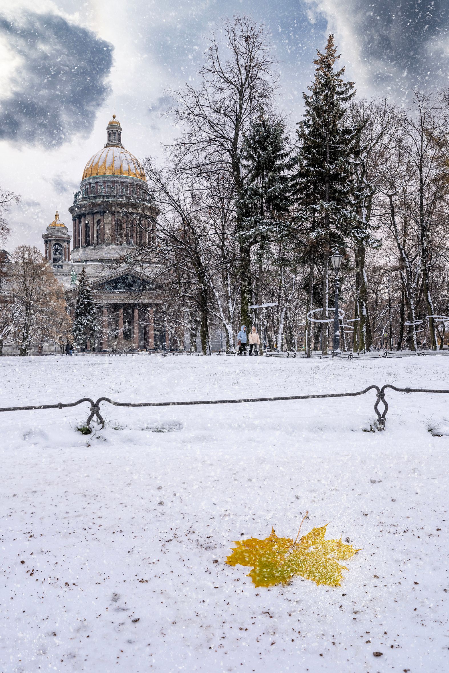 "Одинокий лист на снежном ковре"