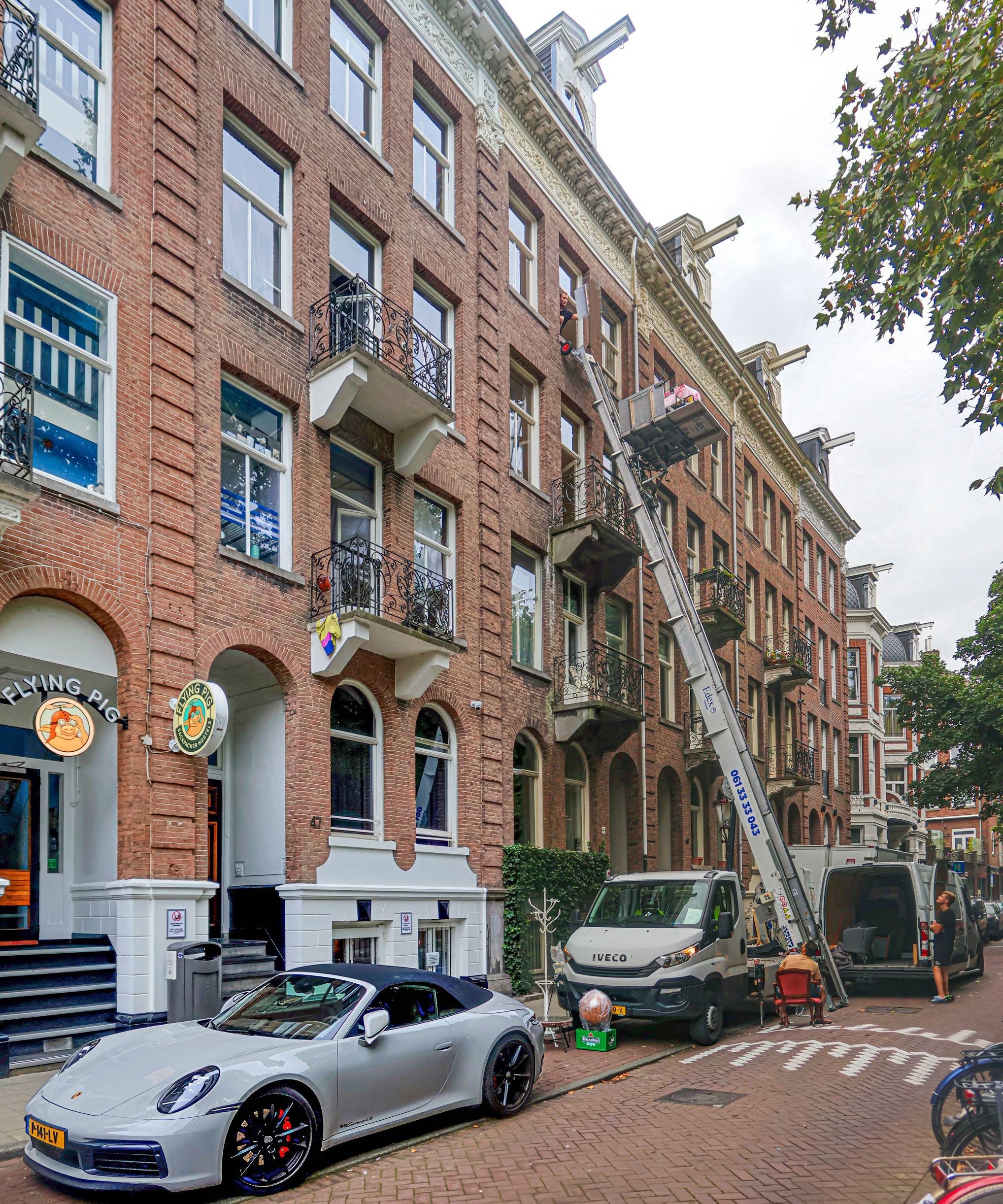 Новоселье в Амстердамской пятиэтажке.