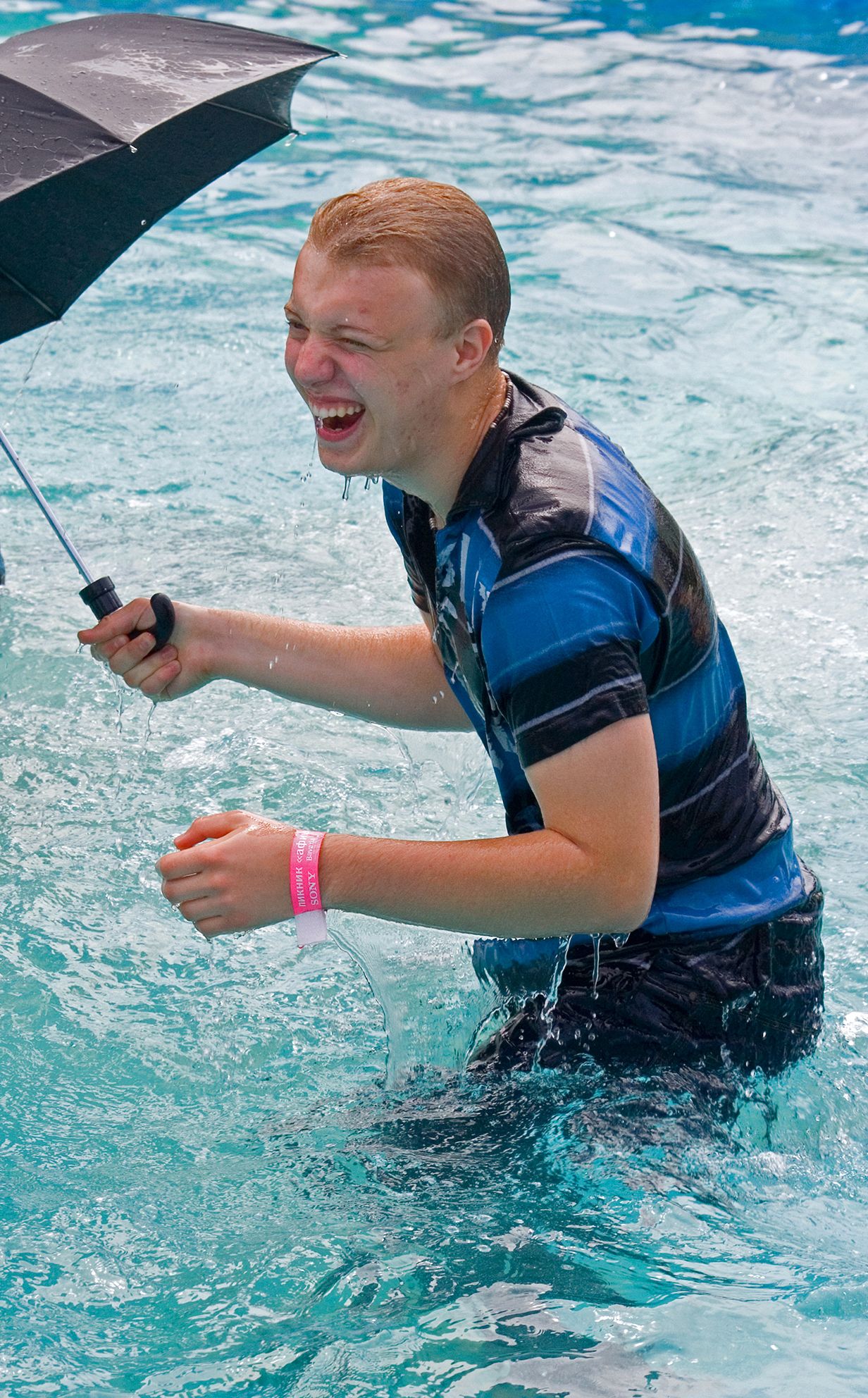 Зато под зонтом