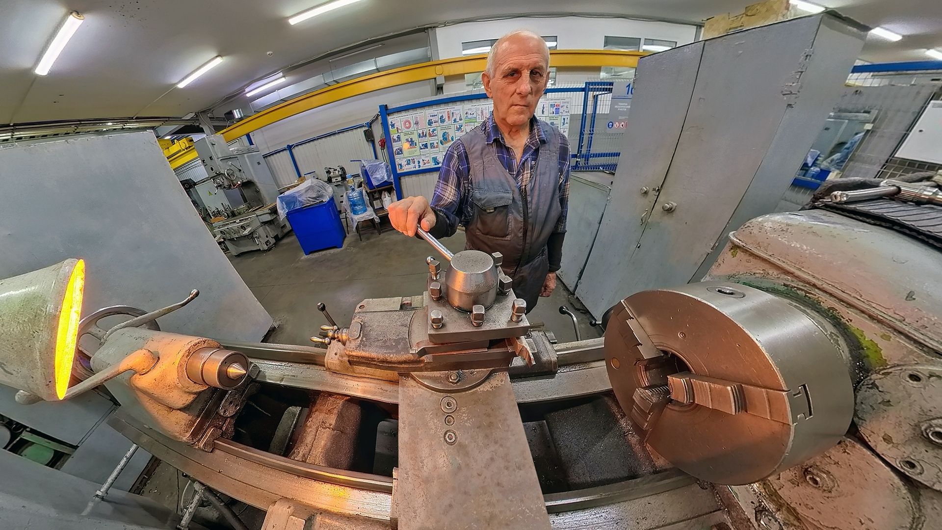 в Тольятти токарь Айвазовский точил девятый коленвал...