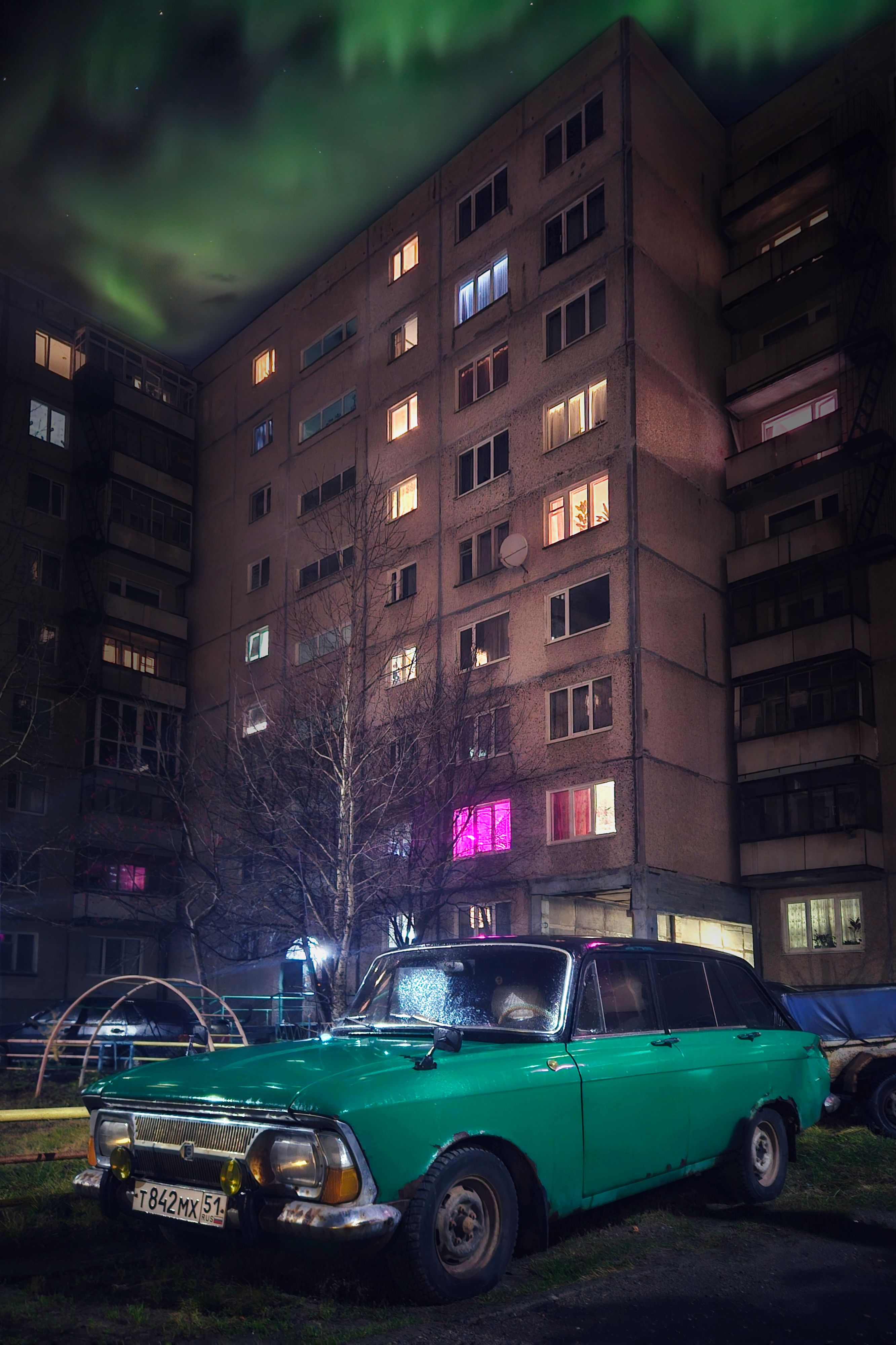 "Ночной город в объятиях авроры"